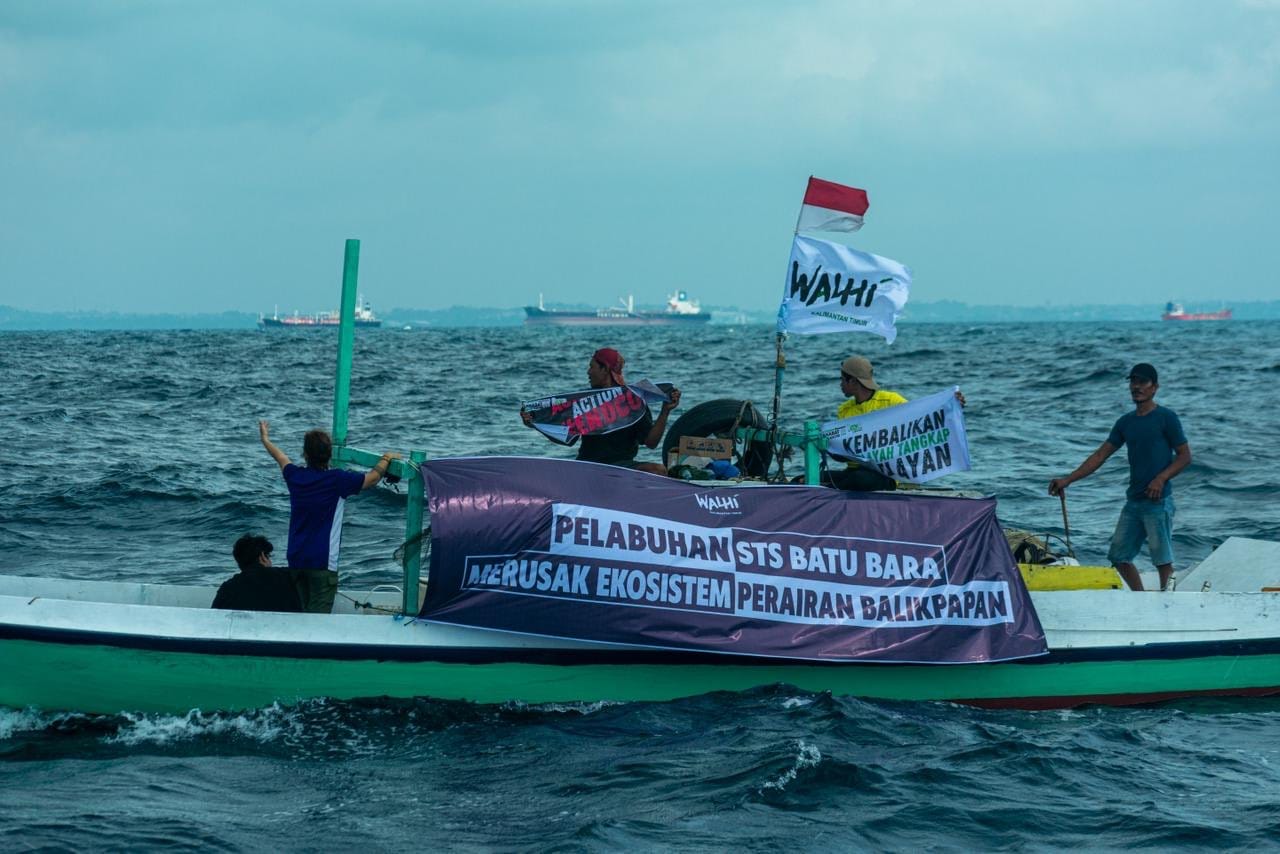 Aksi aktivis di Teluk Balikpapan bersama nelayan menolak aktivitas bongkar muat batu bara yang diberikan Kementerian Perhubungan